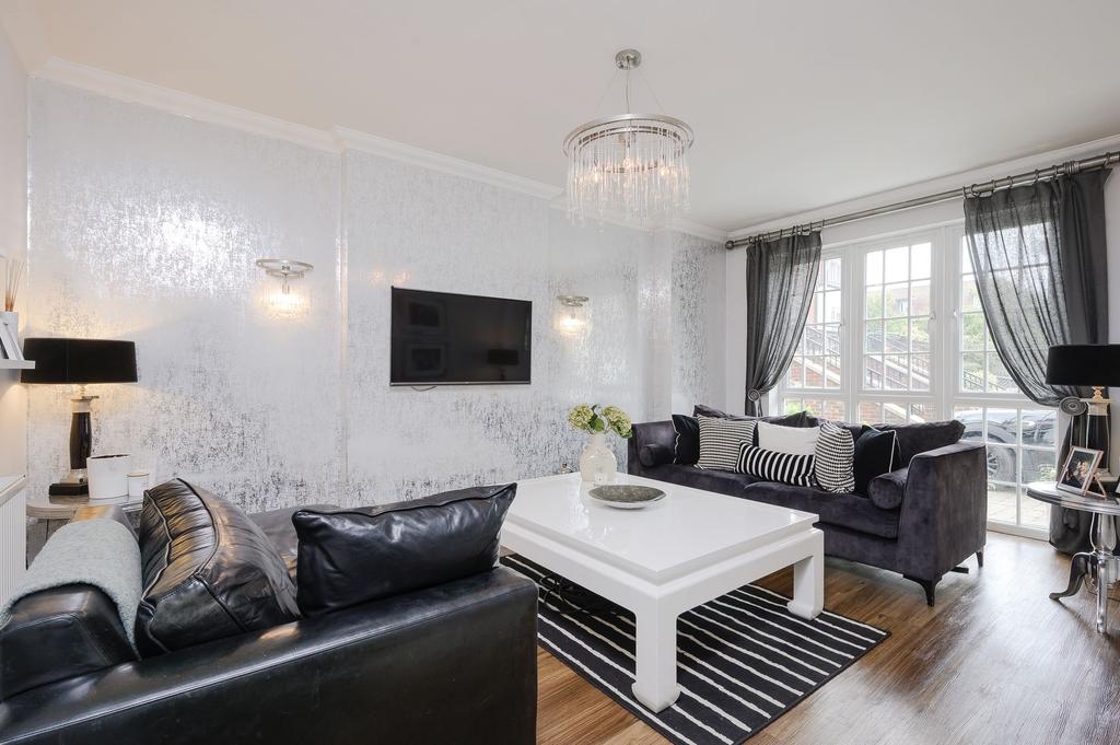 White Lion Gate, Cobham, KT11 4 bed detached house £1,300,000