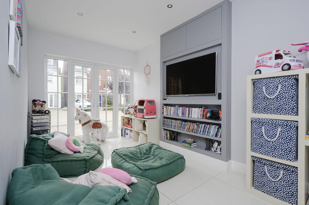 White Lion Gate, Cobham, KT11 4 bed detached house £1,300,000
