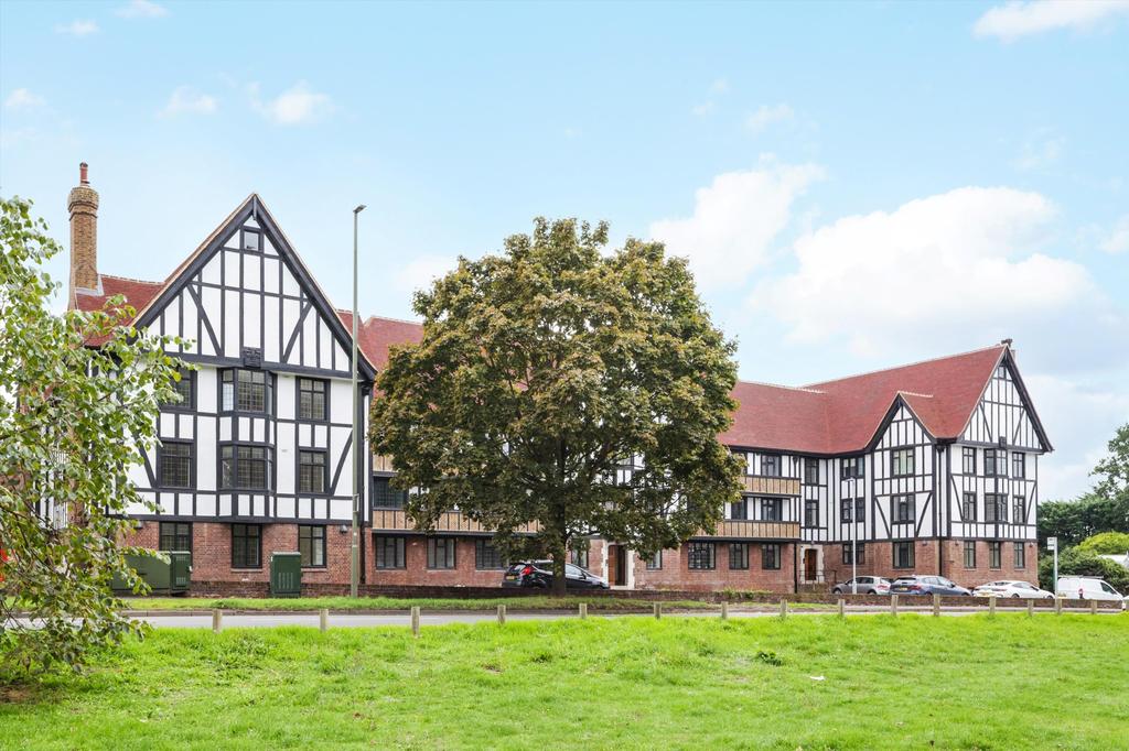 Queens Close, Lammas Lane, Esher, Surrey, KT10 1 bed flat for sale £