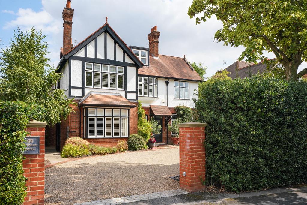Castle Road, Weybridge, Surrey, KT13 4 bed detached house £2,875,000
