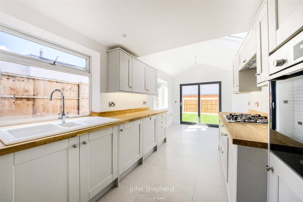 Highbridge Road, Sutton Coldfield, West Midlands, B73 3 bed end of