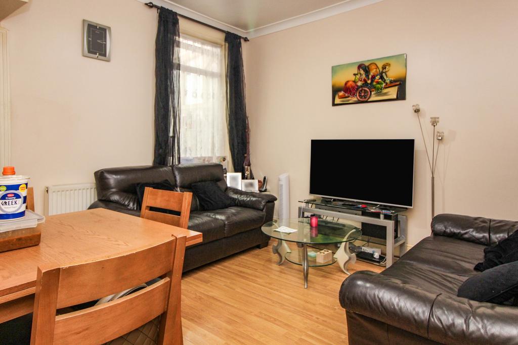 Hall Road, East ham, E6 2ND 3 bed terraced house £2,250 pcm (£519 pw)