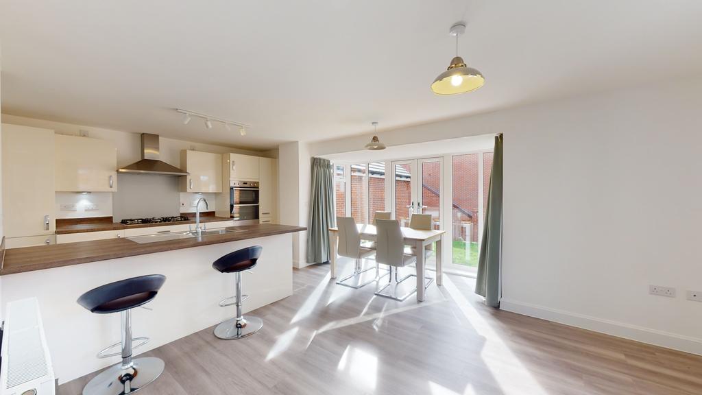 Virginia Drive, Haywards Heath, RH16 4 bed detached house £1,950 pcm