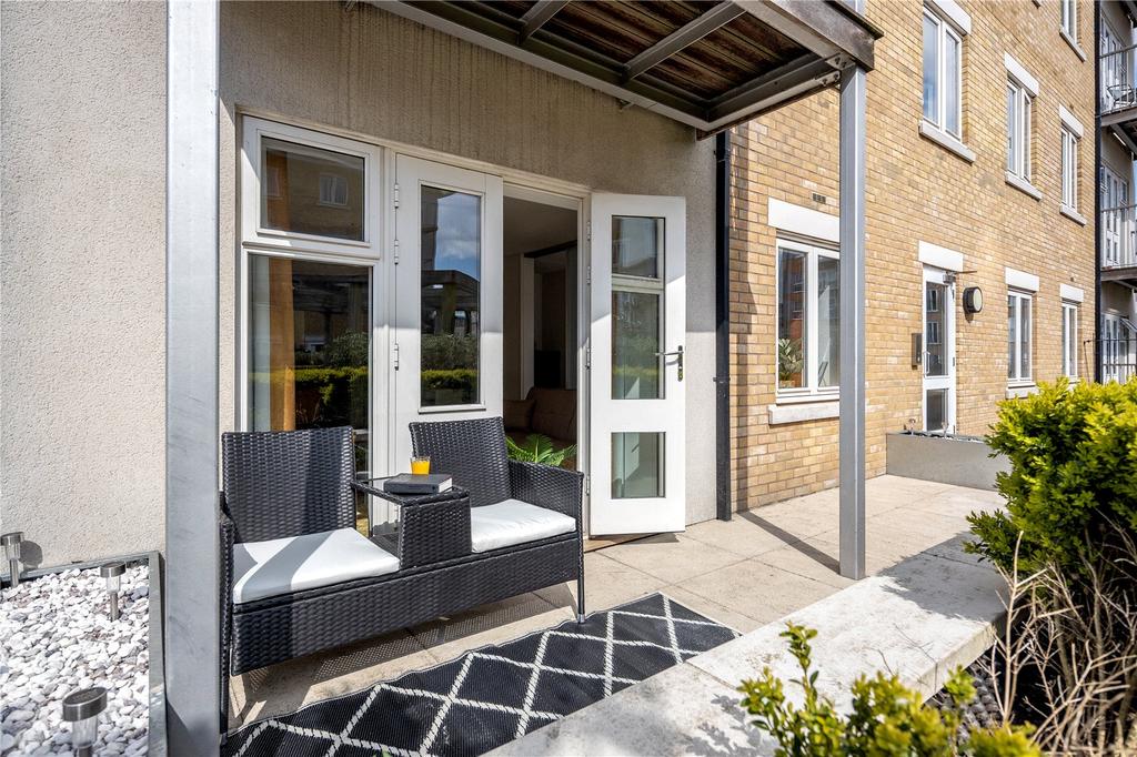 Park Lodge Avenue, West Drayton... 1 bed flat £3,445 pcm (£795 pw)