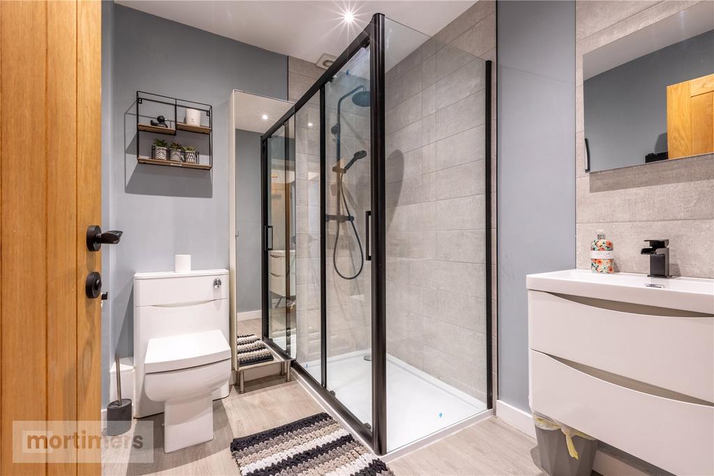 Family Bathroom 4b