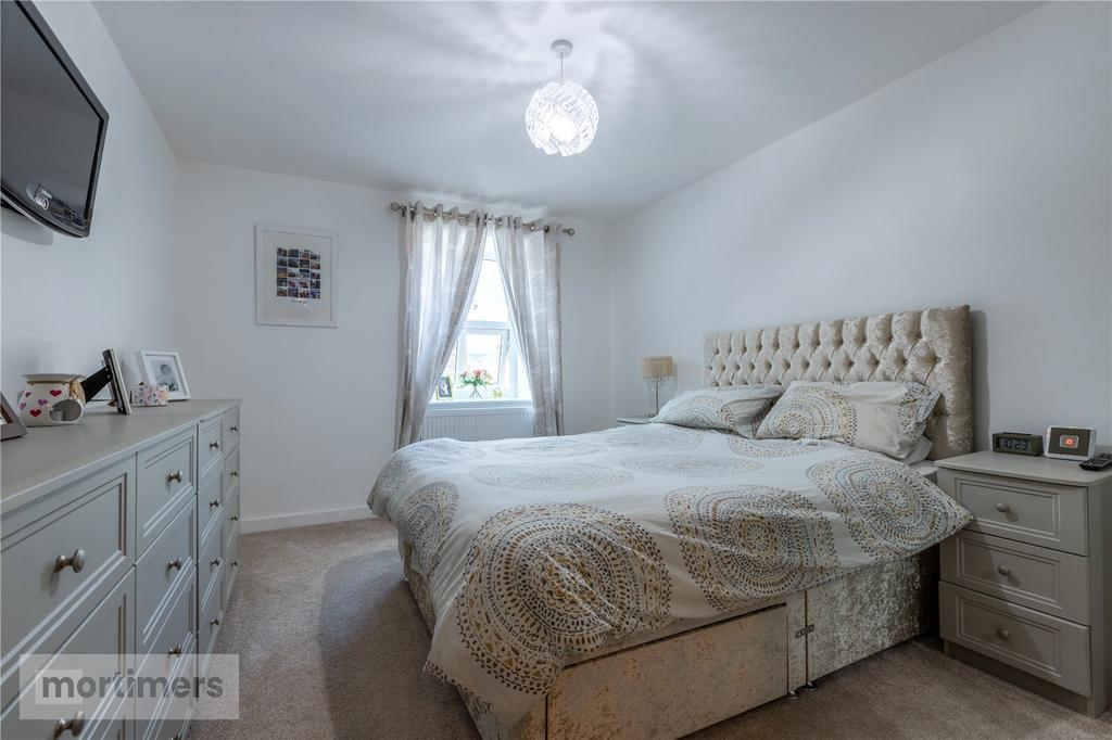 Main Bedroom 4b