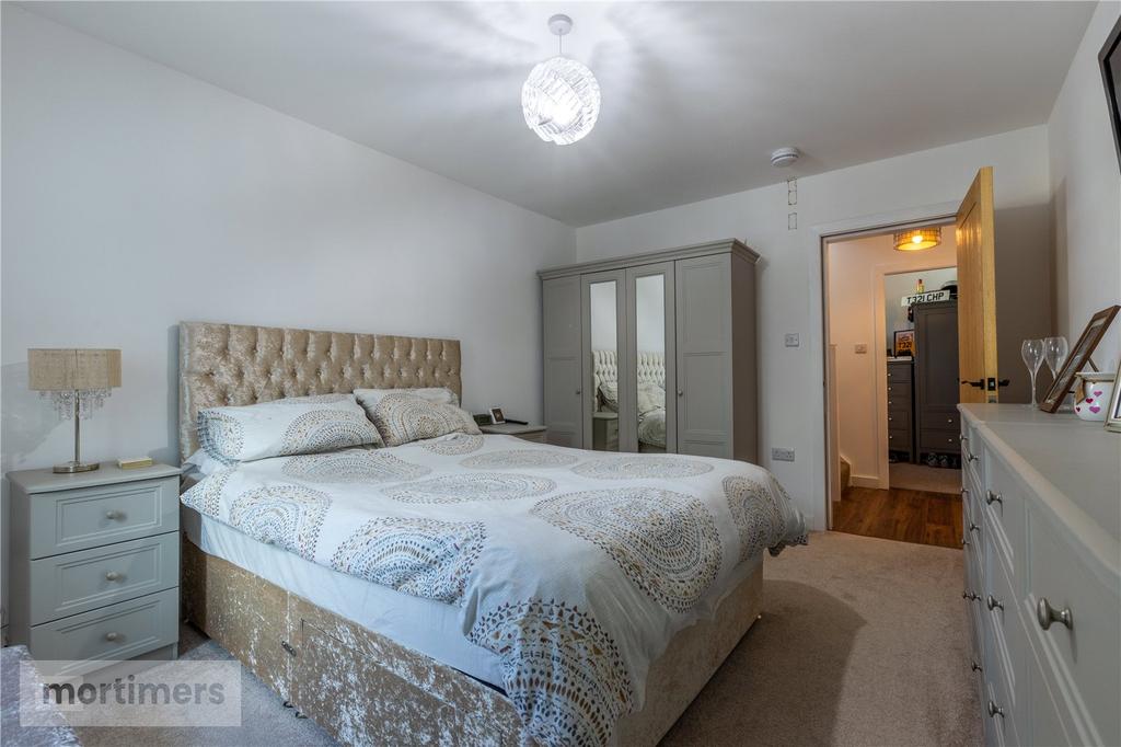 Main Bedroom 4b