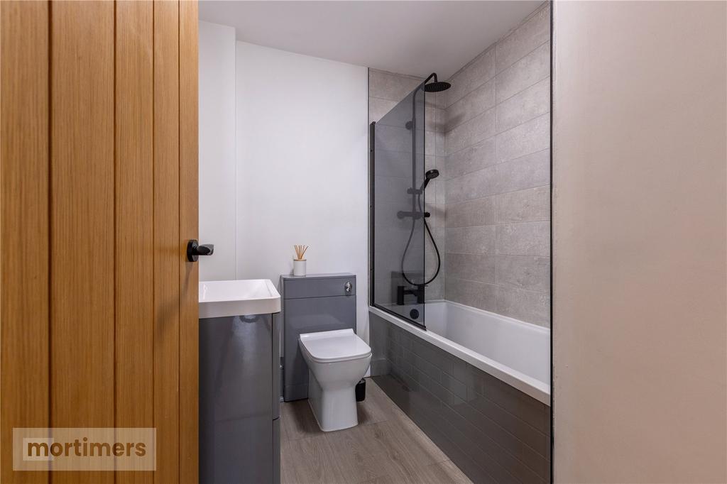 Family Bathroom 4a