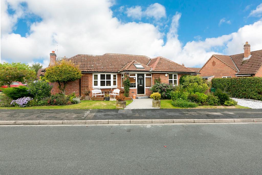 Mile End Park, Pocklington, YO42 2TH 3 bed detached bungalow £425,000