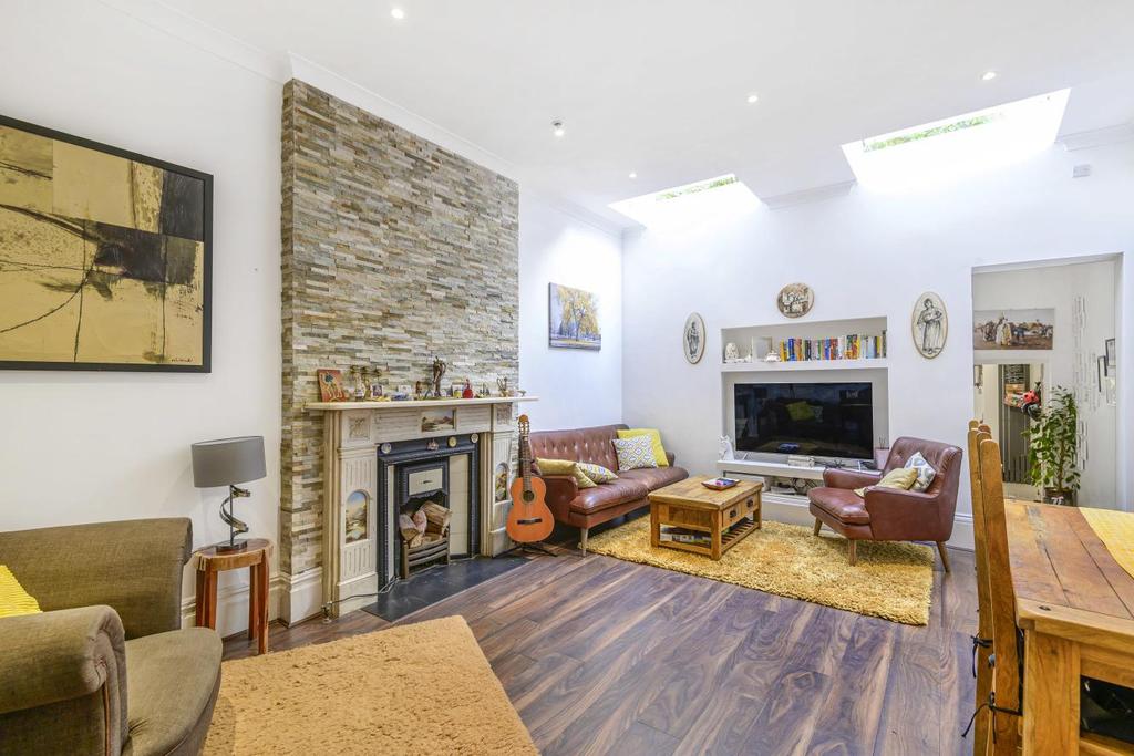 Bedford Hill, Balham 2 bed flat for sale £699,950