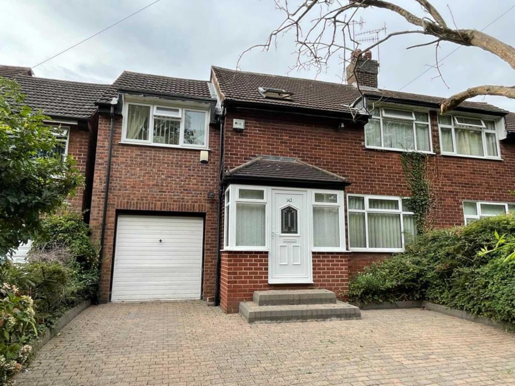 School Lane, Woolton, L25 4 bed semidetached house £330,000
