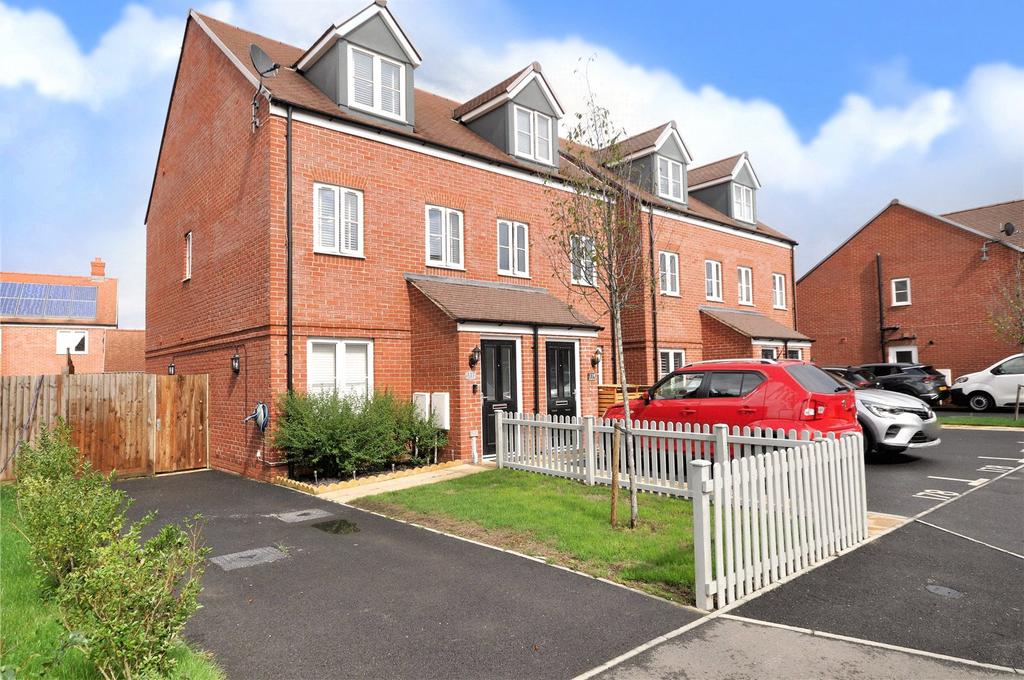 Westvale, Horley, Surrey, RH6 3 bed semidetached house for sale £425,000