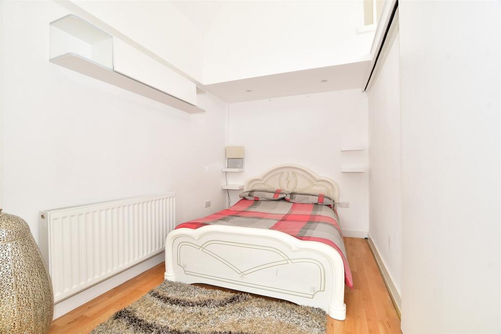 Whyteleafe Hill, Whyteleafe, Surrey 1 bed apartment £230,000