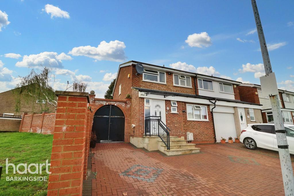 View Close, Chigwell 4 bed semidetached house £575,000