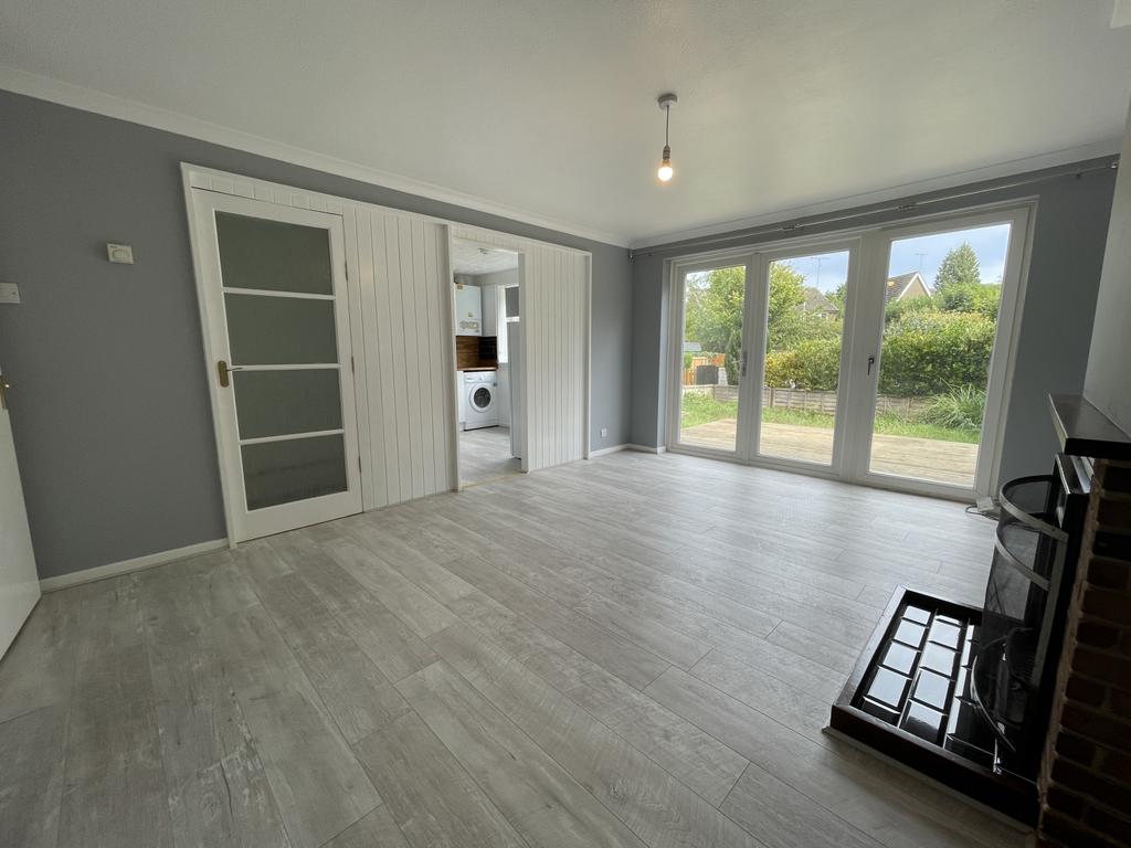 46a Appledore Gardens, Lindfield... 2 bed ground floor flat £1,195 pcm (£276 pw)