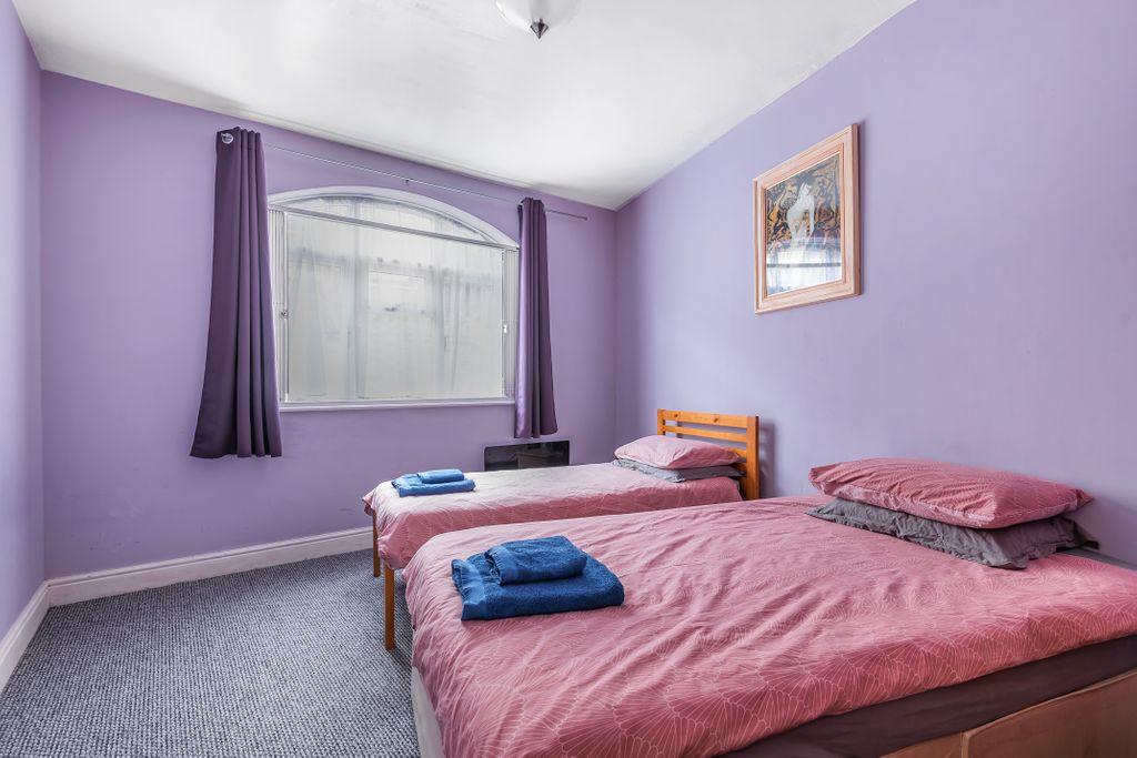 Bedroom 2 (Double)
