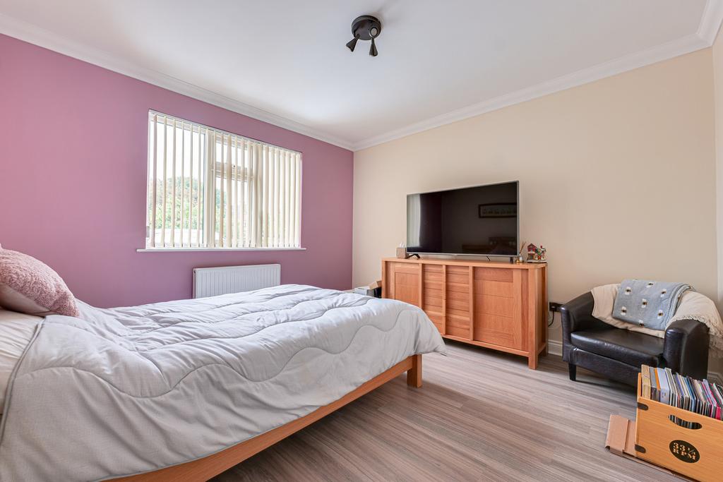 Prittlewell Chase, Westcliffonsea, SS0 3 bed semidetached bungalow