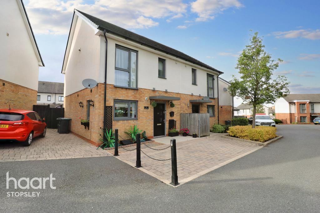 Someries Hill, Stopsley 3 bed semidetached house £350,000