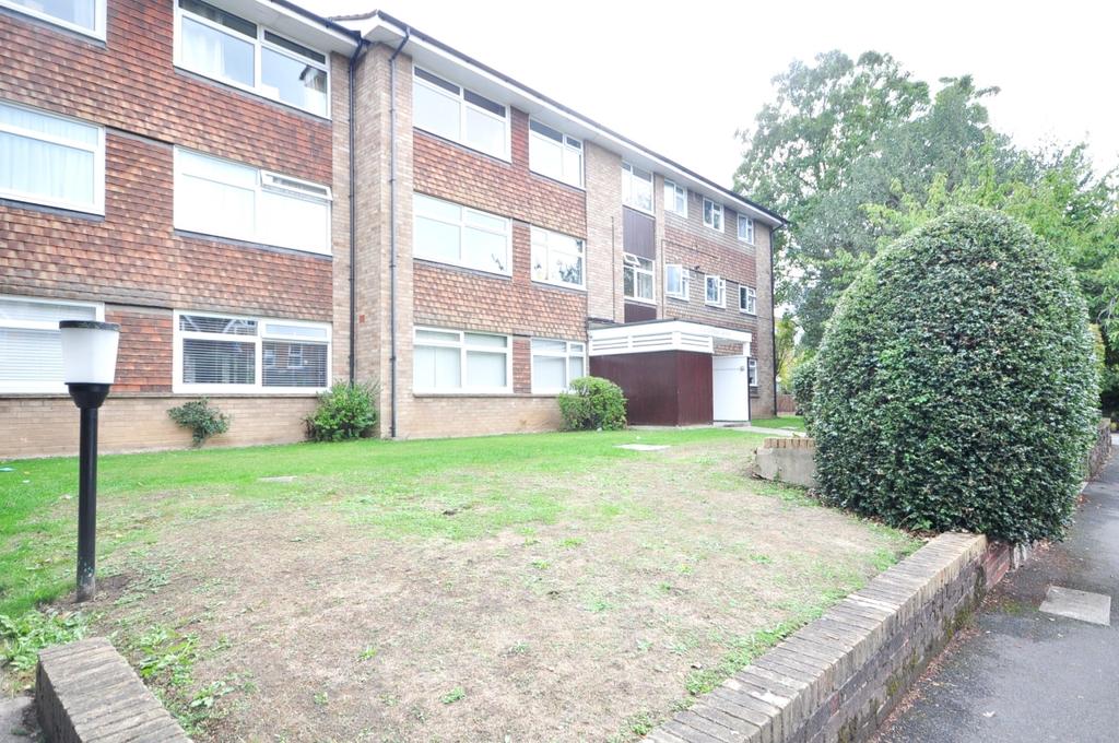 Mulgrave Road Sutton SM2 3 bed apartment £1,600 pcm (£369 pw)