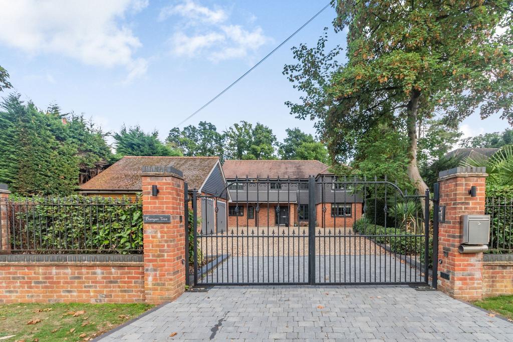 Harewood Road, Chalfont St Giles... 5 bed detached house £2,400,000