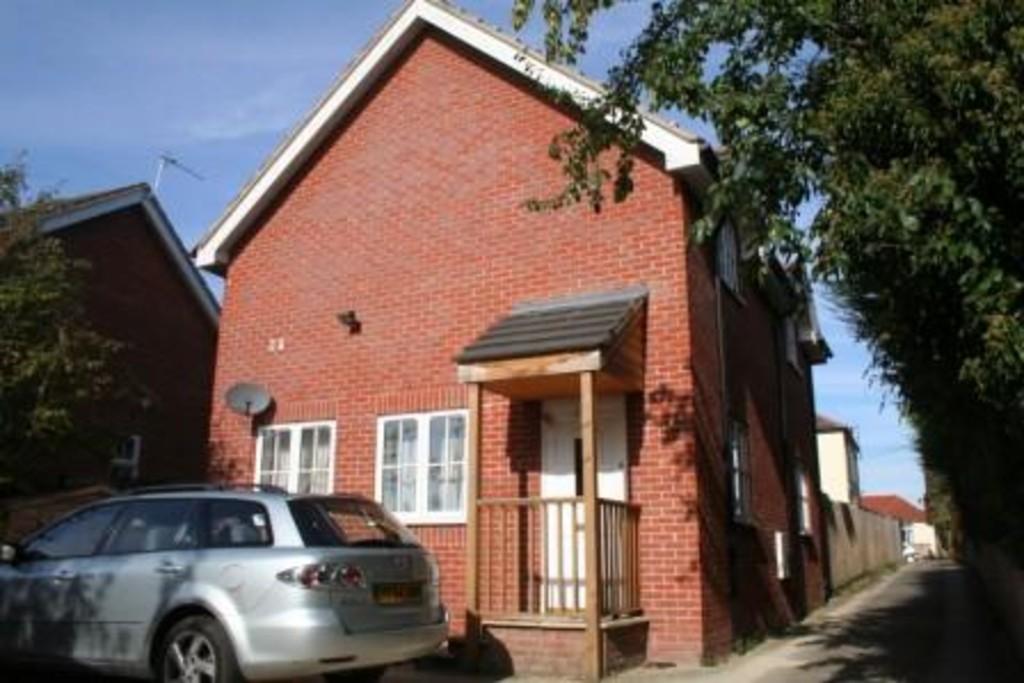 Crescent Road, Temple Cowley 3 bed detached house £1,950 pcm (£450 pw)