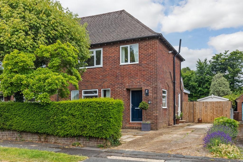 Woodfield Drive, Winchester, SO22 4 bed semidetached house £750,000