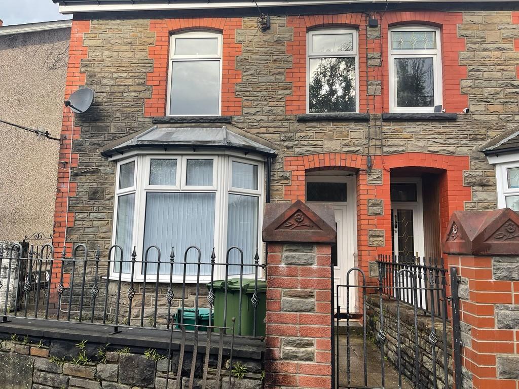 Taff Terrace, Abercynon 3 bed semidetached house £700 pcm (£162 pw)