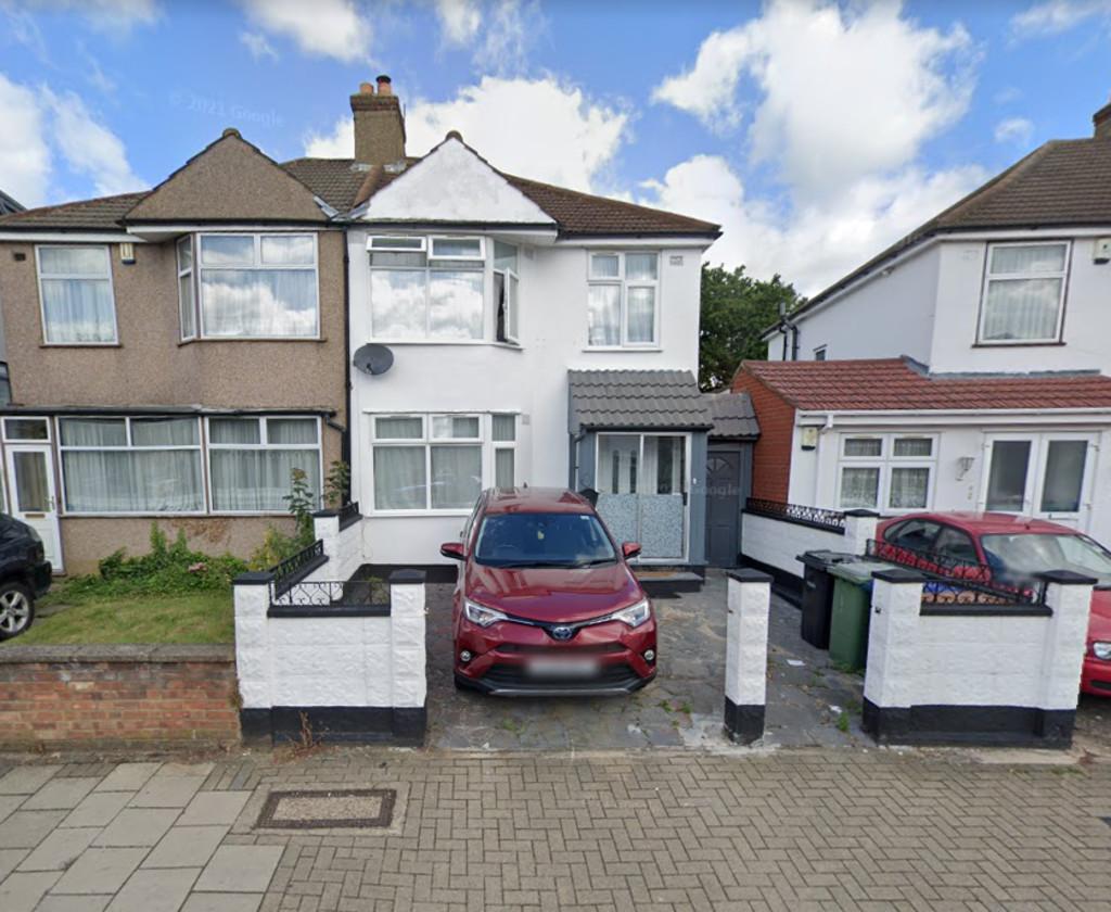 Whitefriars Drive, Harrow 3 bed semidetached house £2,395 pcm (£553 pw)