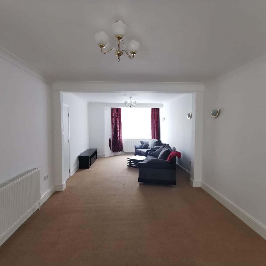 Whitefriars Drive, Harrow 3 bed semidetached house £2,395 pcm (£553 pw)