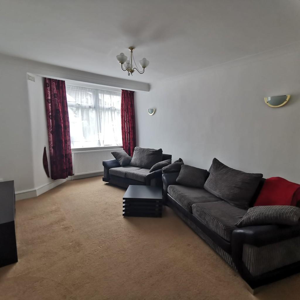 Whitefriars Drive, Harrow 3 bed semidetached house £2,395 pcm (£553 pw)
