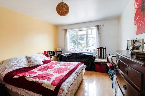 74 Linden Way, London, N14 4NE