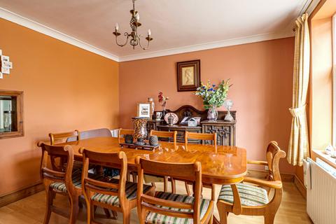 74 Linden Way, London, N14 4NE