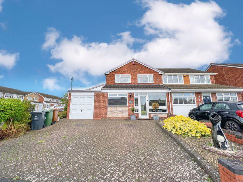 Lilac Avenue, Streetly, Sutton Coldfield, B74 3TB 3 bed semidetached
