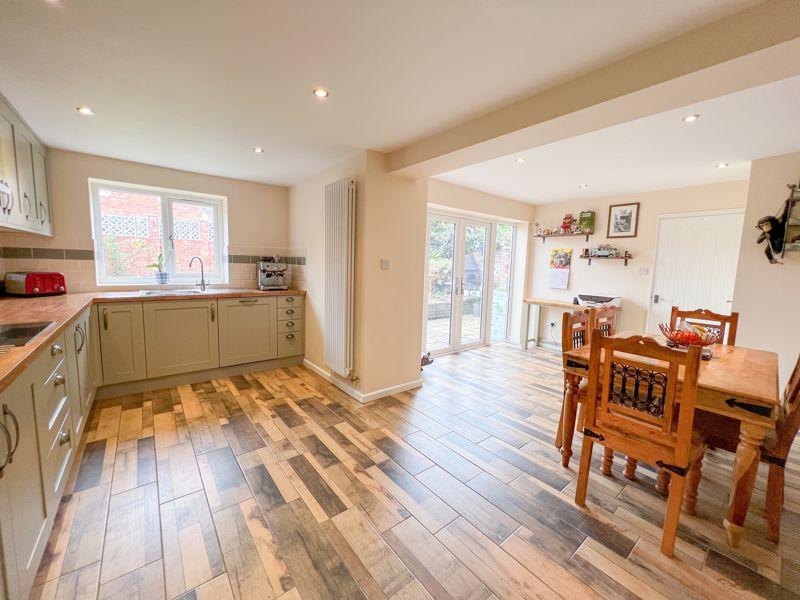 Lilac Avenue, Streetly, Sutton Coldfield, B74 3TB 3 bed semidetached
