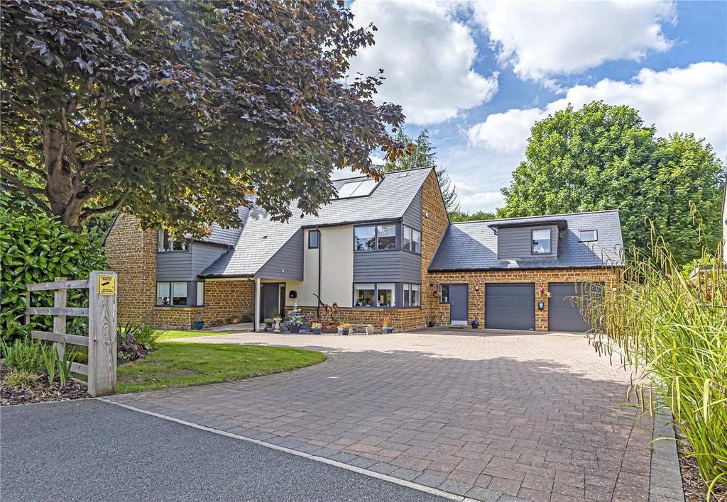 Mackworth Drive, Finedon, Northamptonshire, NN9 5 bed detached house