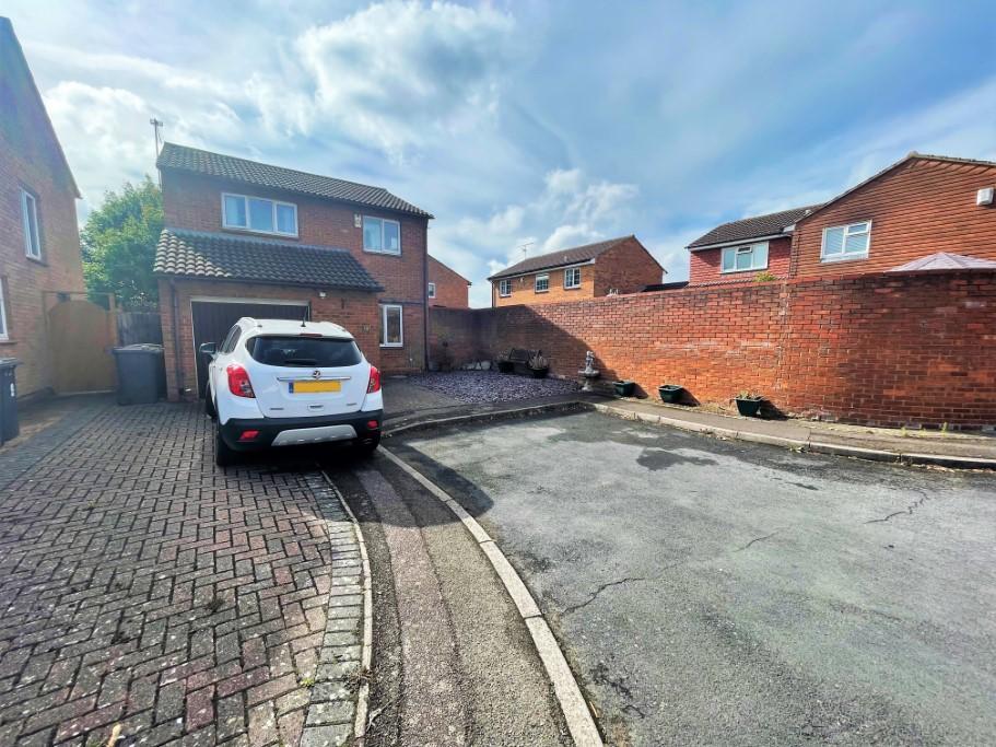 Morrell Close, Barton Hills, Luton... 3 bed detached house £1,350 pcm