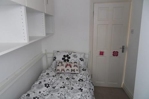 3 bedroom semi-detached house to rent, Albert Road, Harrow