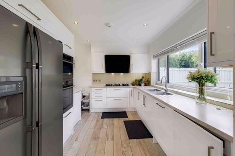5 bedroom detached house to rent - Derwent Avenue, Kingston Vale