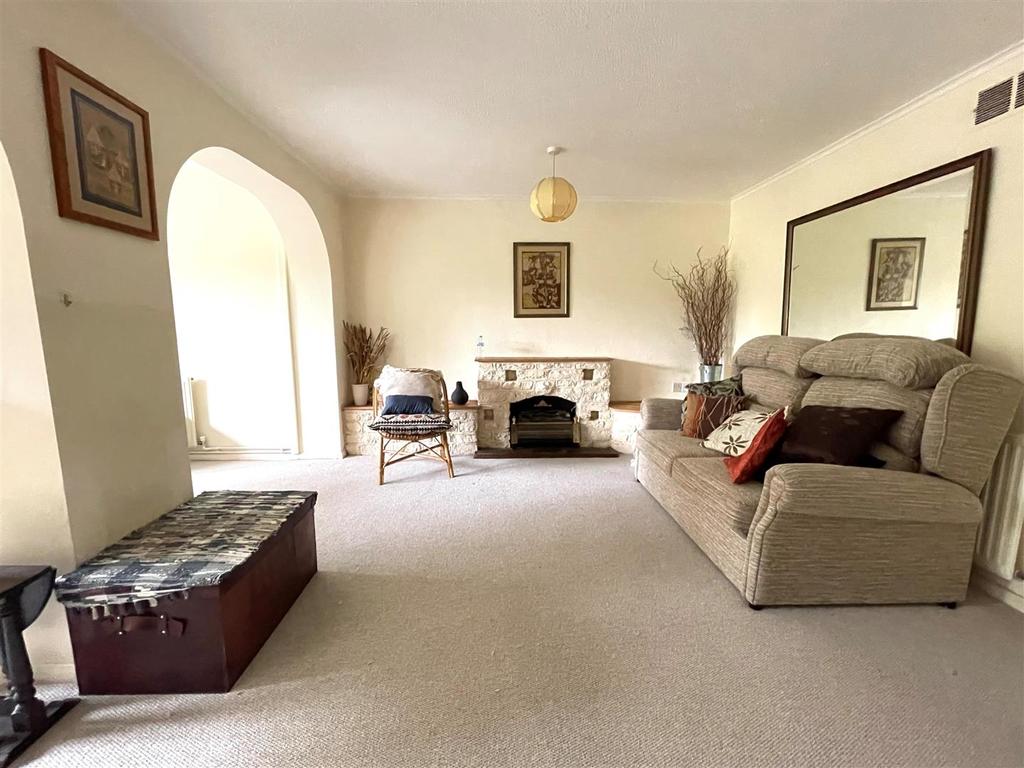 Pine View, Bridport 2 bed terraced house £270,000