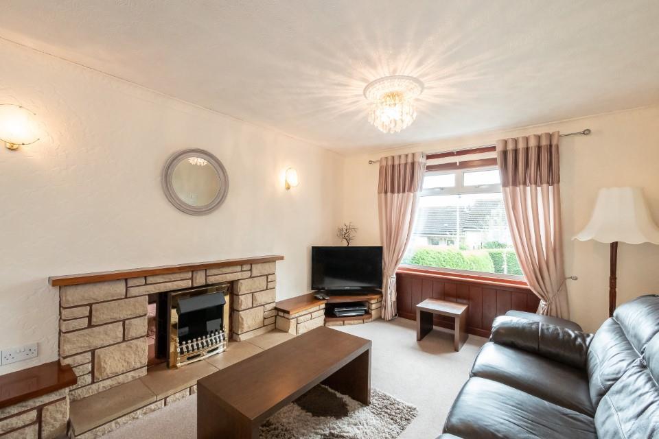 Mcowan Avenue, Crieff 2 bed terraced house £140,000