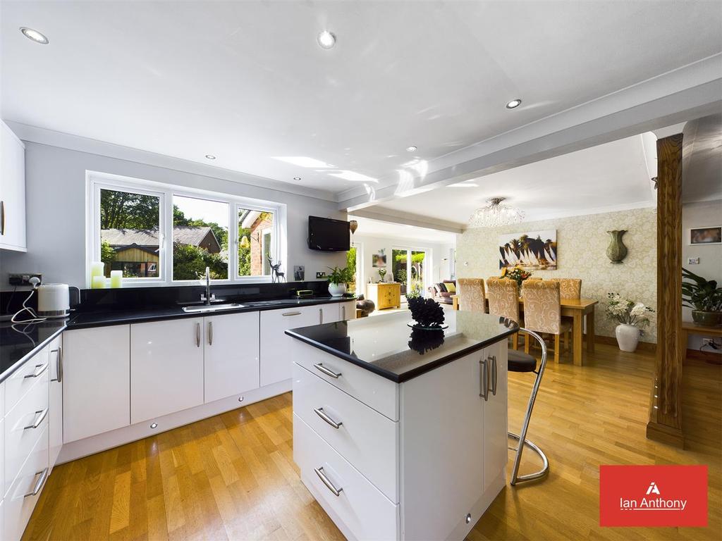 Kitchen/dining/family room