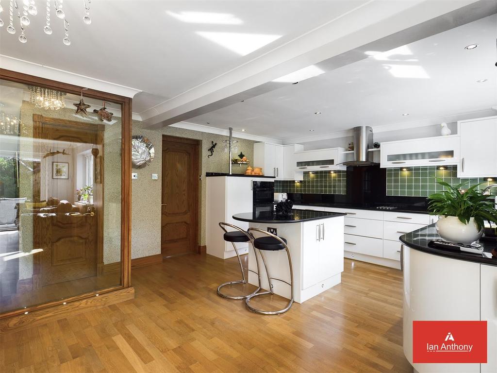 Kitchen/dining/family room