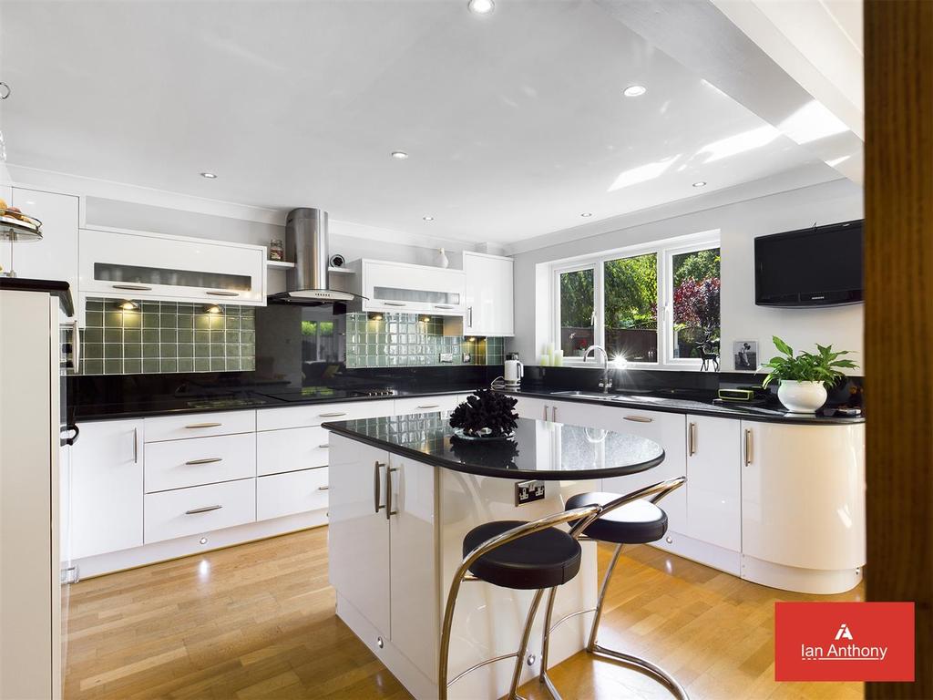 Kitchen/dining/family room
