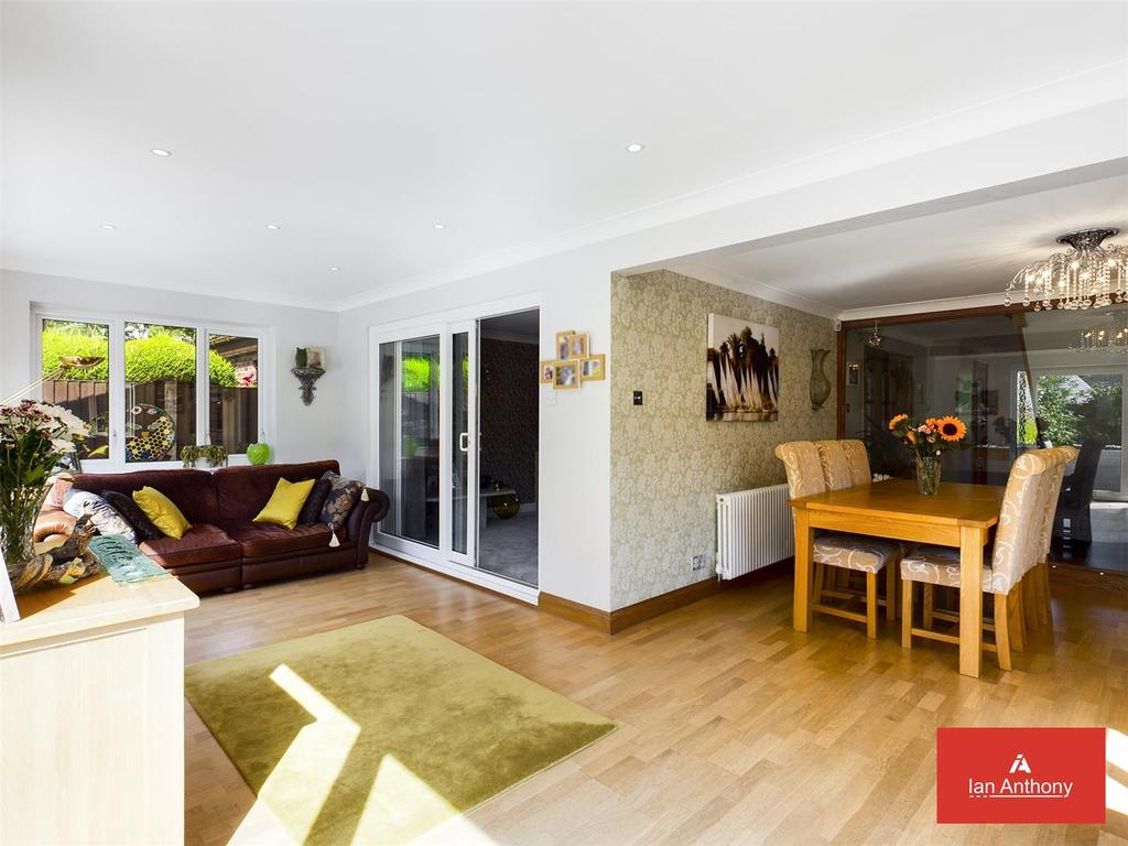 Kitchen/dining/family room