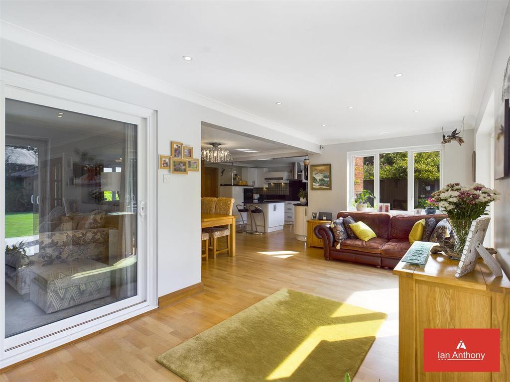 Kitchen/dining/family room