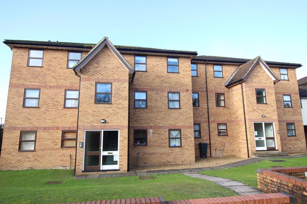 Station Road, Kings Langley 2 bed flat £995 pcm (£230 pw)