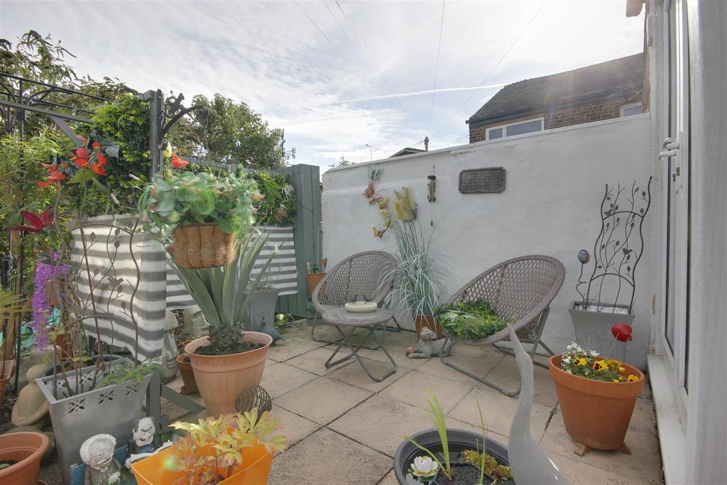 Hull Road, Hessle 2 bed terraced house for sale £165,000