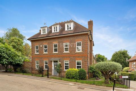 32 Regents Drive, Woodford Green, IG8 8RZ