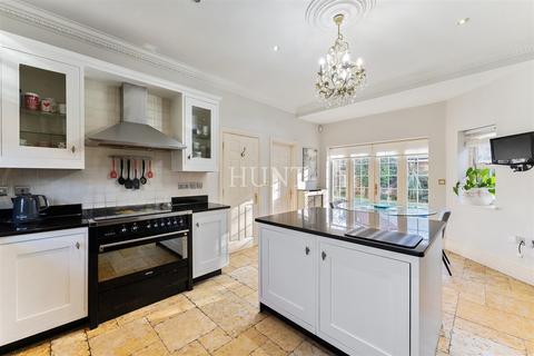 32 Regents Drive, Woodford Green, IG8 8RZ
