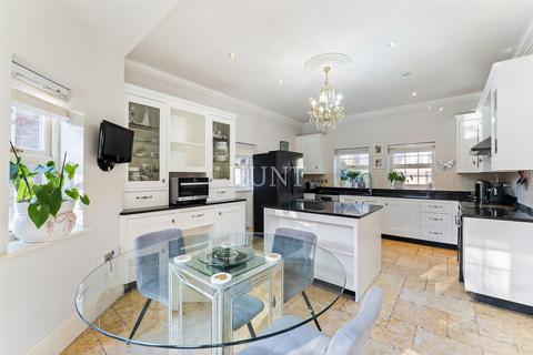 32 Regents Drive, Woodford Green, IG8 8RZ
